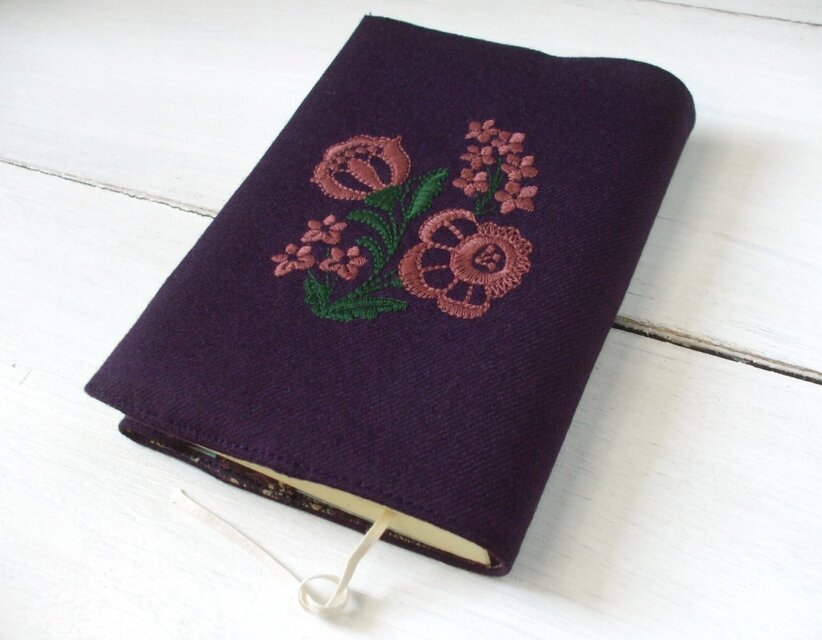 花刺繍の文庫本ブックカバー　紫ウール