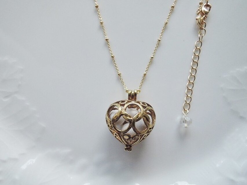 ☆透かし模様の大きなハートのネックレス 16KGP製　天然石を入れたり、アロマペンダントとしてもご使用頂けます♪（830）