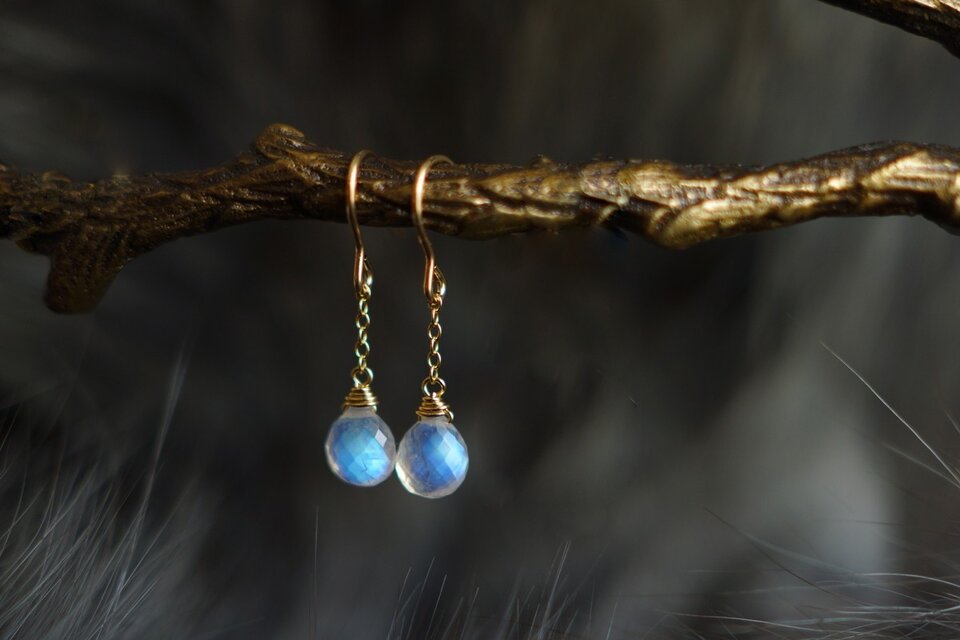 ブルームーンストーンゆらりtiny-bit フックピアス K14GF