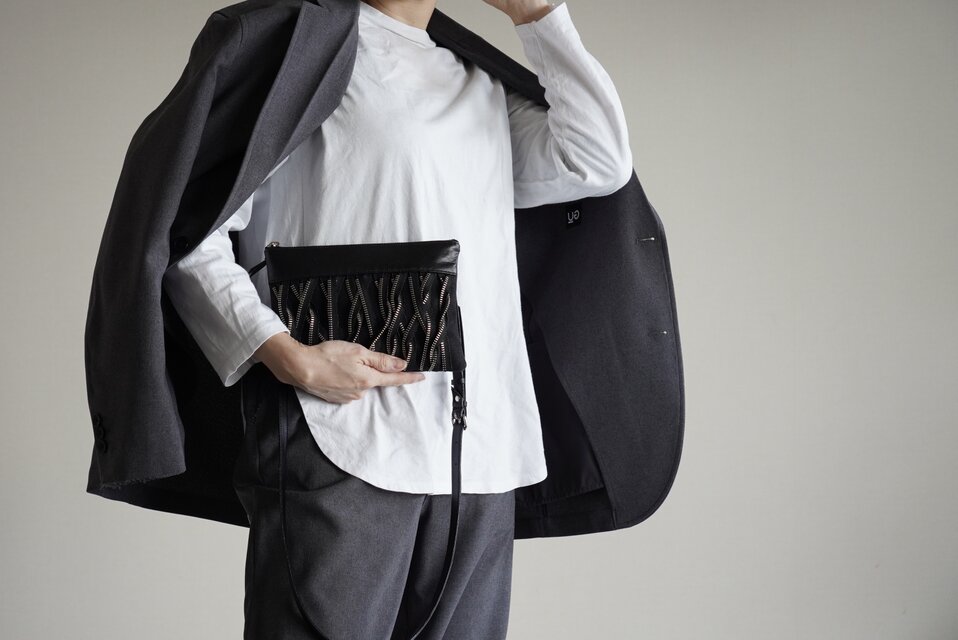 スリムショルダー　ブラックxゴールド