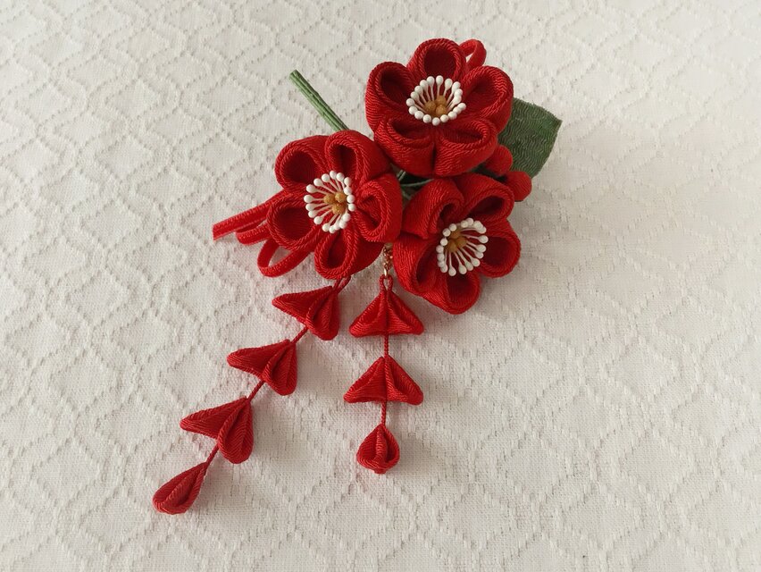 〈つまみ細工〉藤下がり付き梅三輪とベルベットリボンの髪飾り(赤)