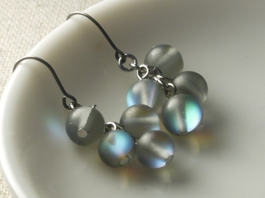 フロスト・ルナフラッシュの4粒ピアス