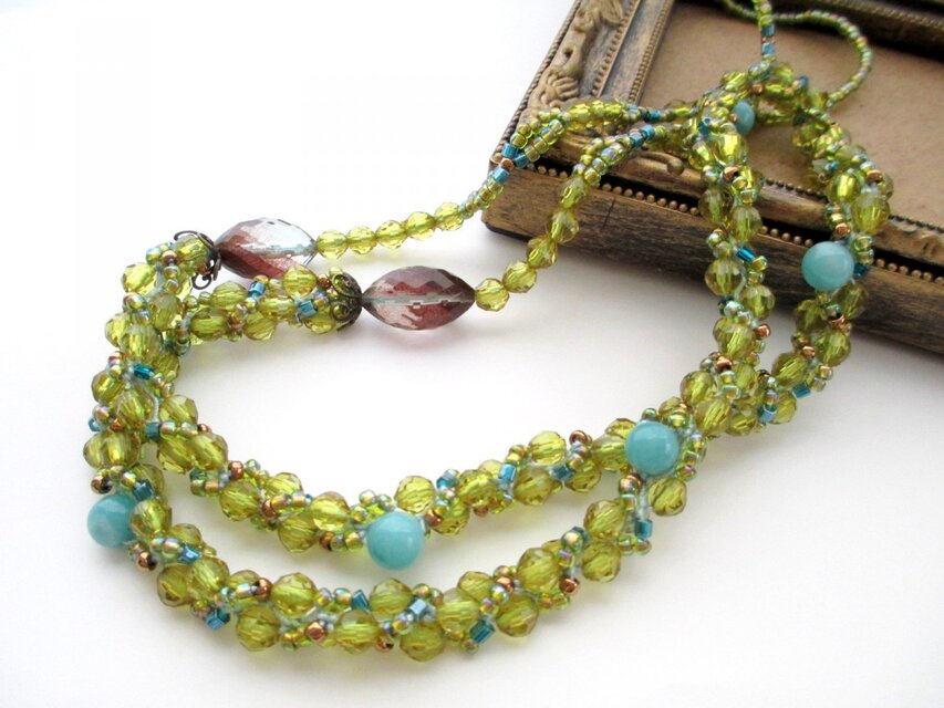 グラスグリーンロングネックレス