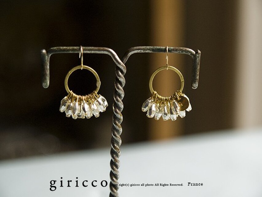 フランス製のやさしくカットが光るシルバースフレガラスのsv925イヤリング