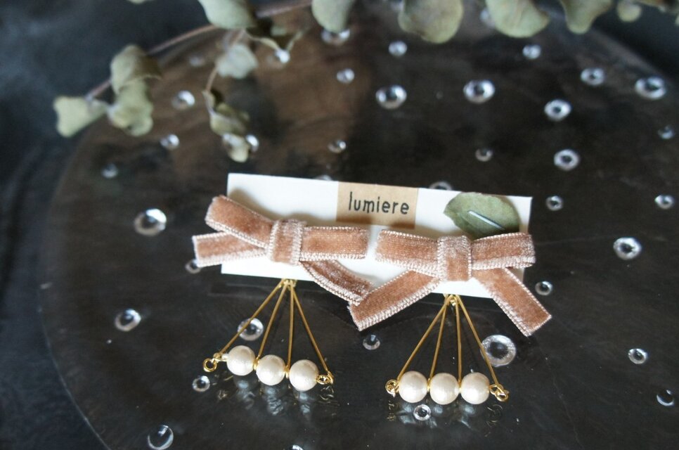 ベロアリボン三角パールピアス