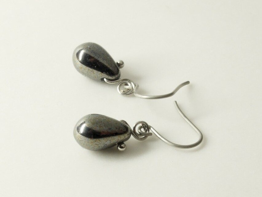 チェコガラスのしずくピアス　ヘマタイト