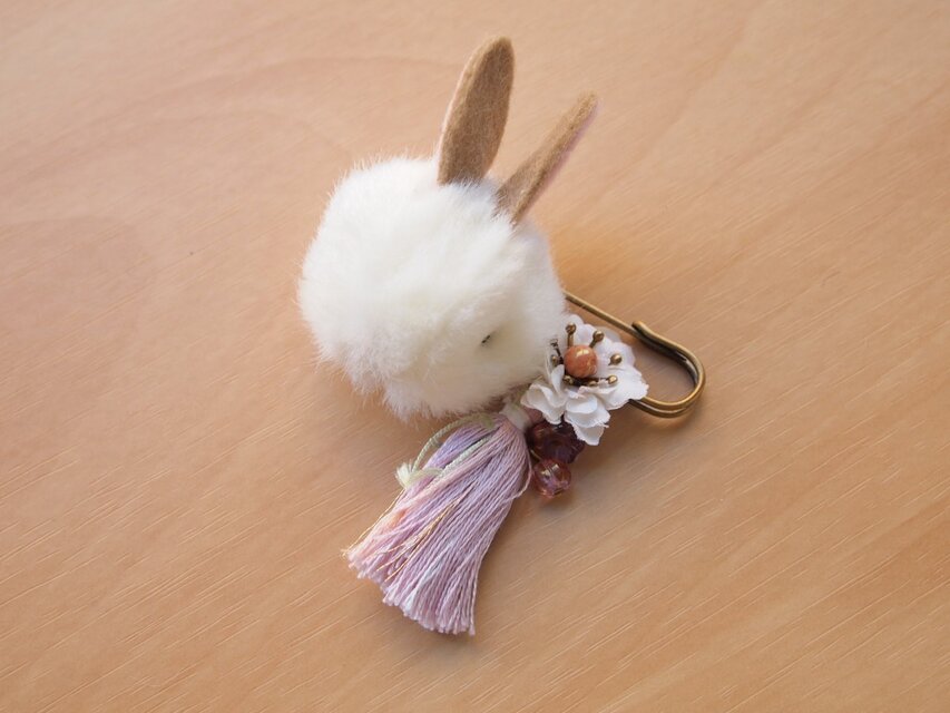 和のふんわりブローチ＊うす藤色の簪うさぎシャム猫模様