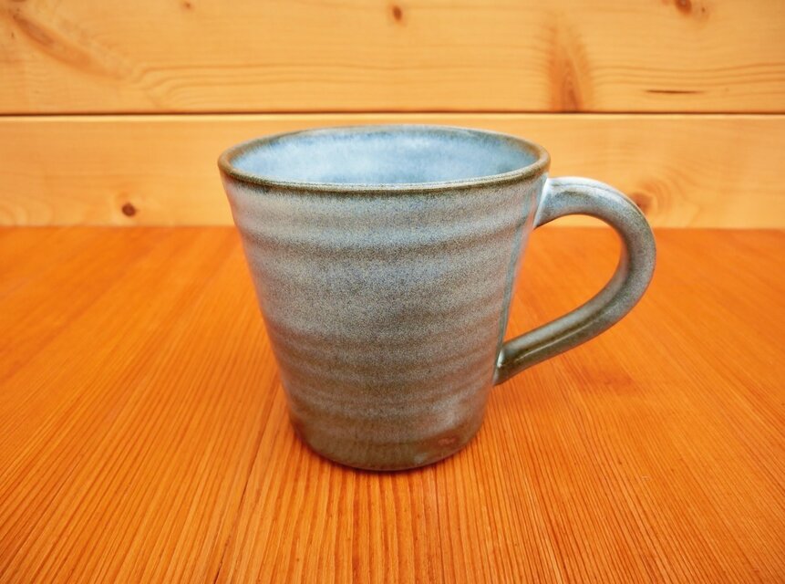 白濁する灰釉のマグカップ