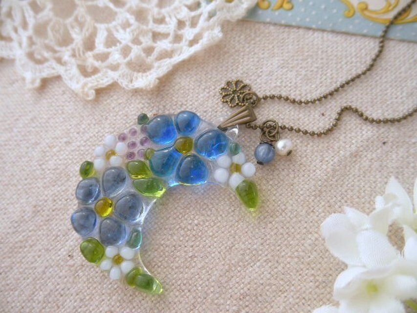 三日月形の花束＆カヤナイト、淡水パール＊ネックレスM