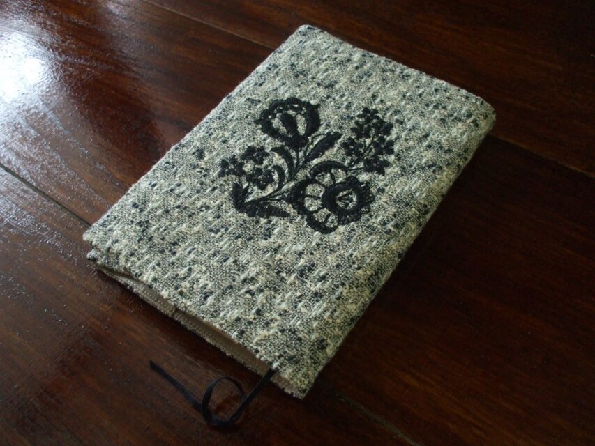 花刺繍（1色）の文庫本ブックカバー　生成りツィード