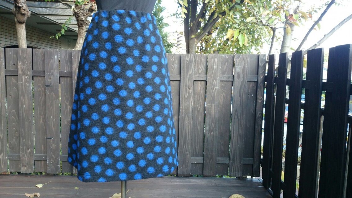 圧縮ウールニット、ブルーのドットスカート