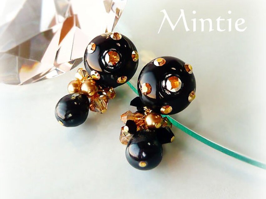 ラインストーンボールピアス(ブラック＆ゴールド)