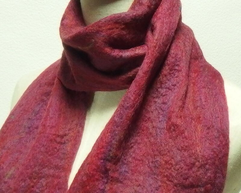 ローズ臙脂色ミックスのフェルトマフラー