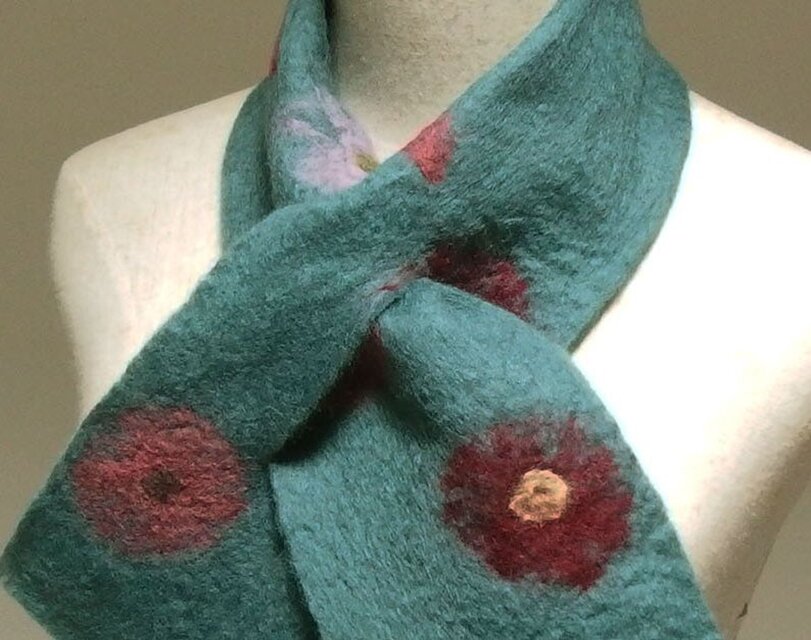 青磁色に花のフェルトミニマフラー