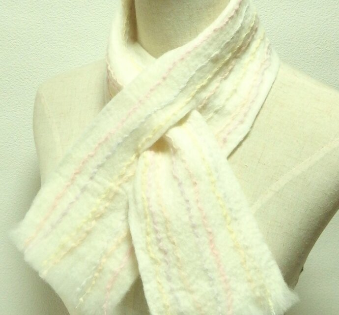 変わり糸のついた白いフェルトミニマフラー