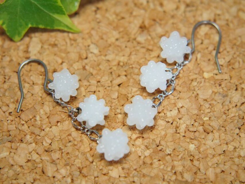 こんぺいとう３連ピアス　白系