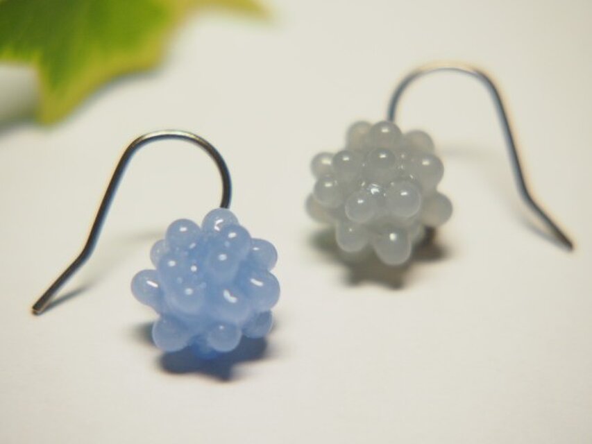 こんぺいとう１粒ピアス　空色&グレー