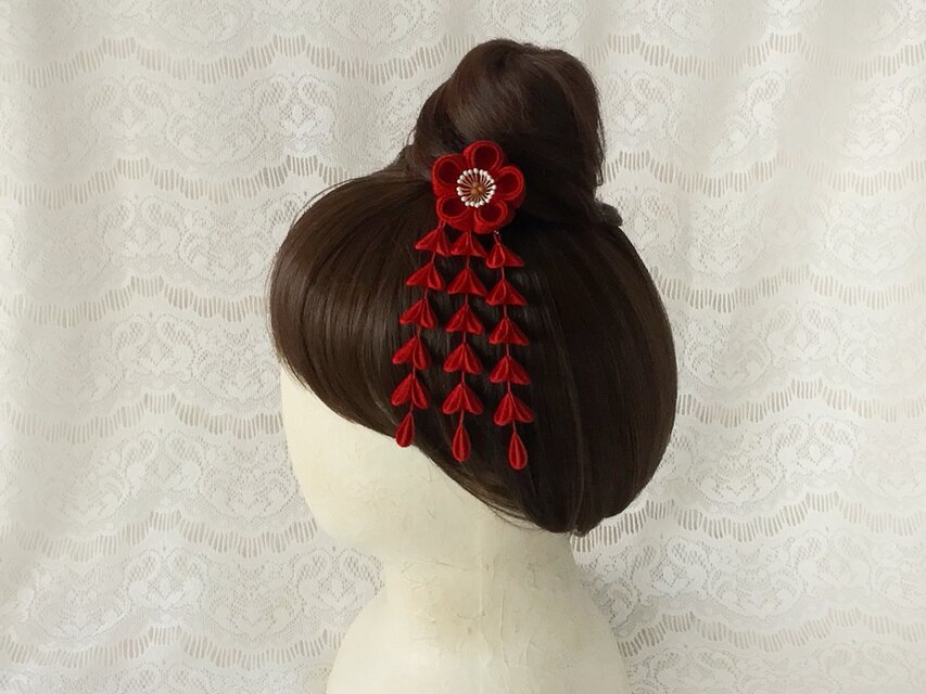 つまみ細工〉藤下がり付き梅中輪のかんざし(赤) | iichi 日々の暮らし