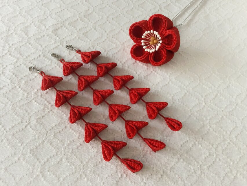 つまみ細工〉藤下がり付き梅中輪のかんざし(赤) | iichi 日々の暮らし