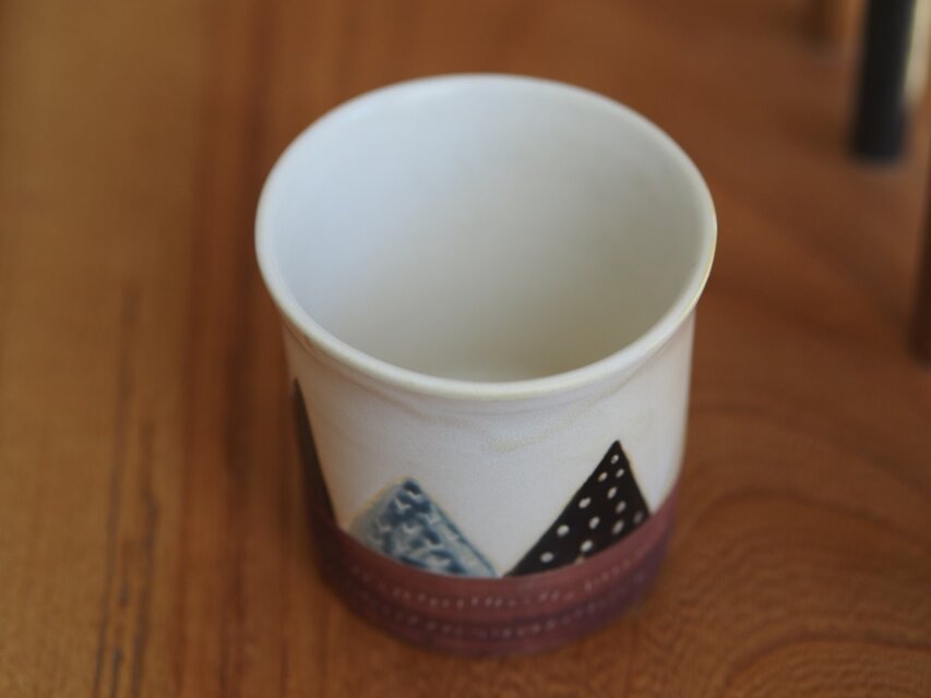 三角模様のコップ