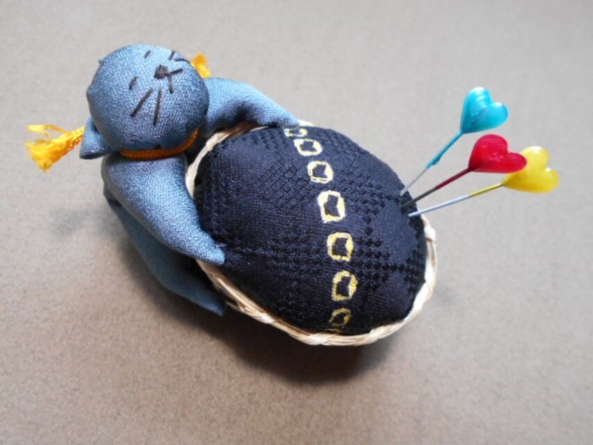 ねこぽぽとかごの針山■グレー猫