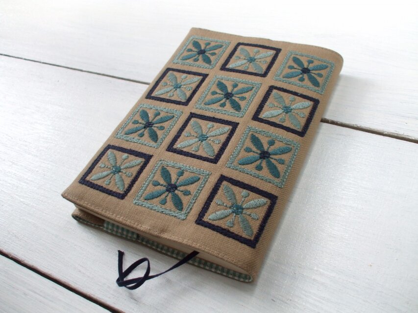 四角刺繍の文庫本ブックカバー　綿ツイル　ベージュ