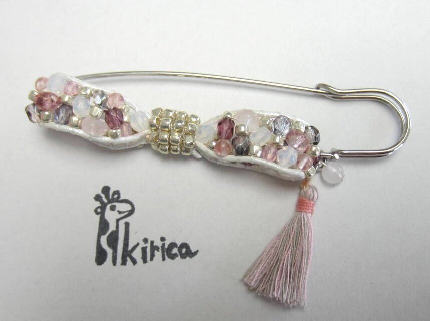 送無・天然石のリボンカブトピン（ピンク）