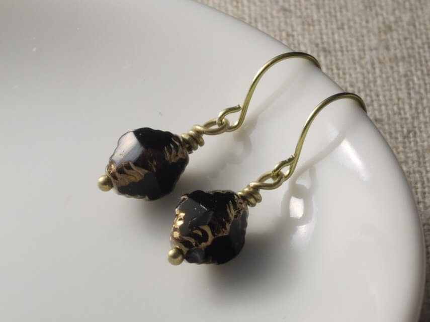 削りだしたみたいなチェコビーズのピアス ジェットブロンズ ちょっと小さめ
