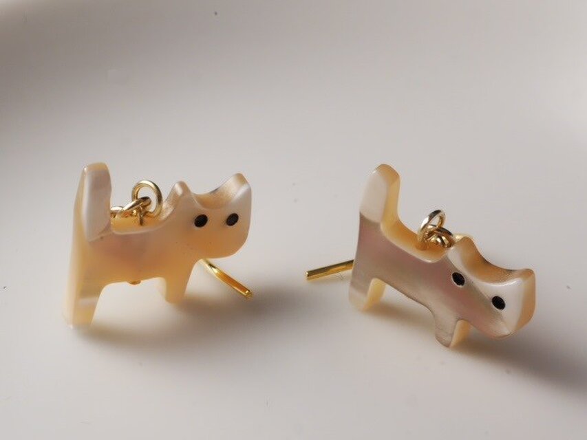 マザーオブパールのこねこピアス 金茶