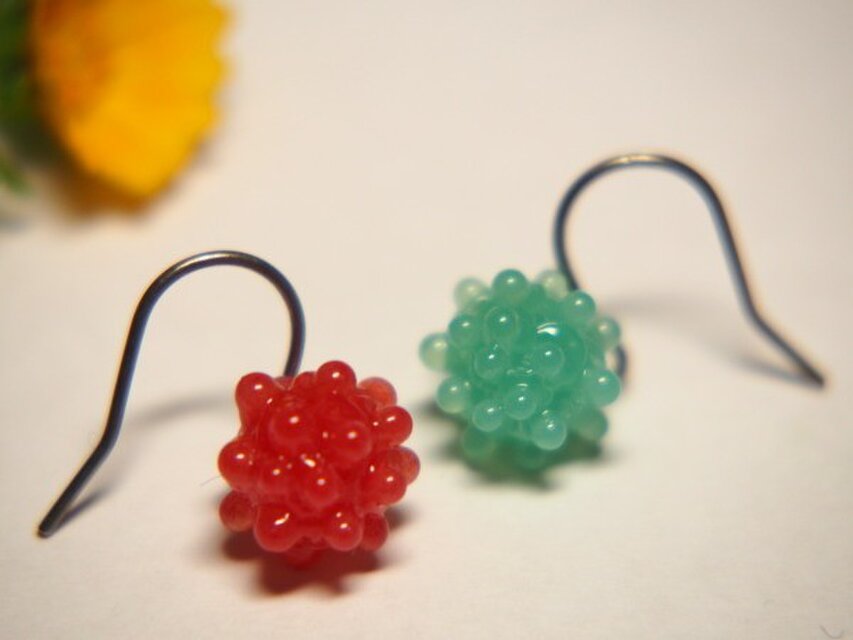 こんぺいとう１粒ピアス　いちご色＆青緑