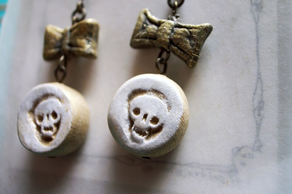 りぼんとガイコツのピアス