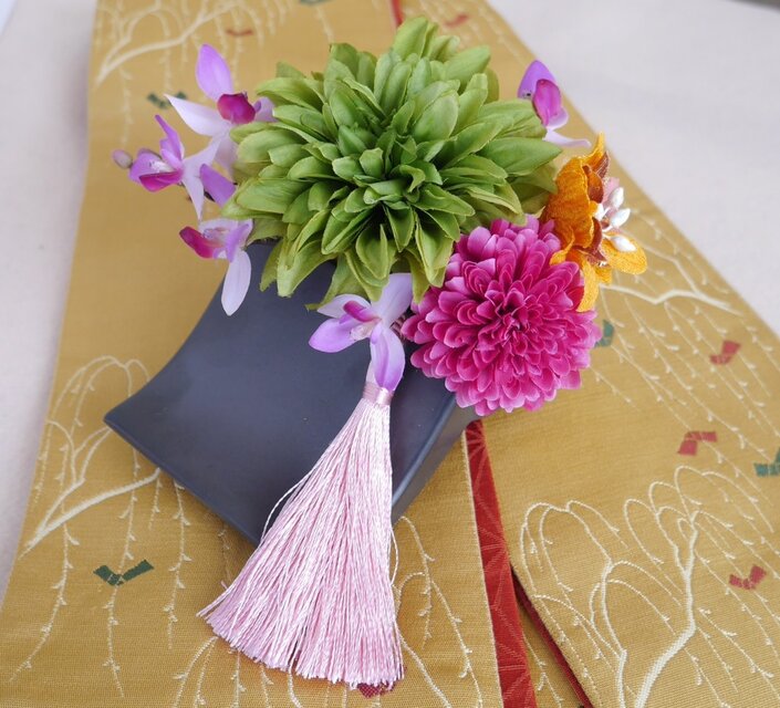 マムとピンクの蘭の髪飾り