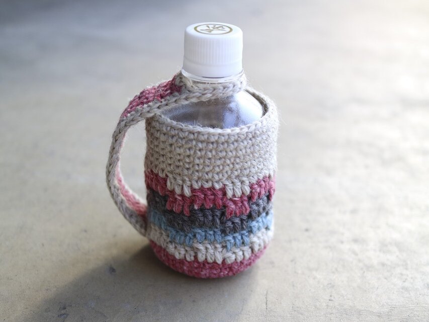 ニット編みの280mlペットボトルホルダー　ストラップ付き