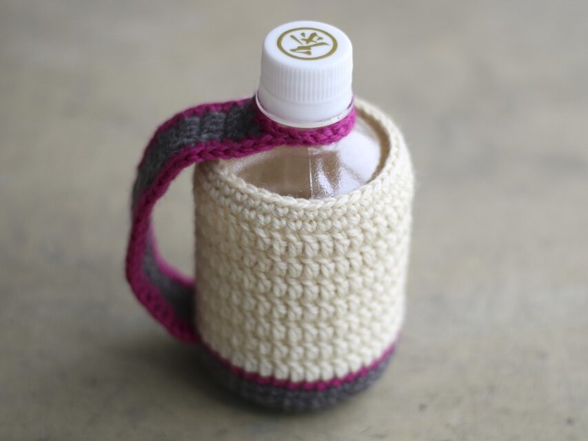 ニット編みの280mlペットボトルホルダー　ストラップ付き