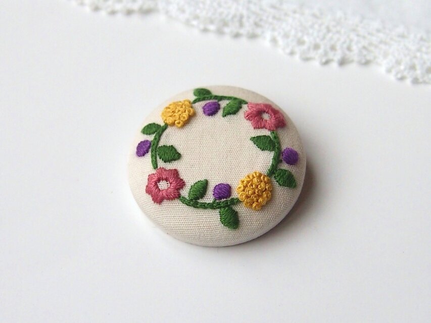 受注制作］刺繍のくるみボタンブローチ・大（お花と実のリース