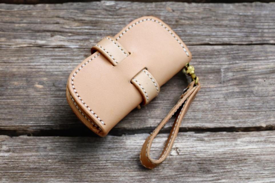 本革サドルレザーの二つ折りキーケース（ベルトタイプ）【受注制作