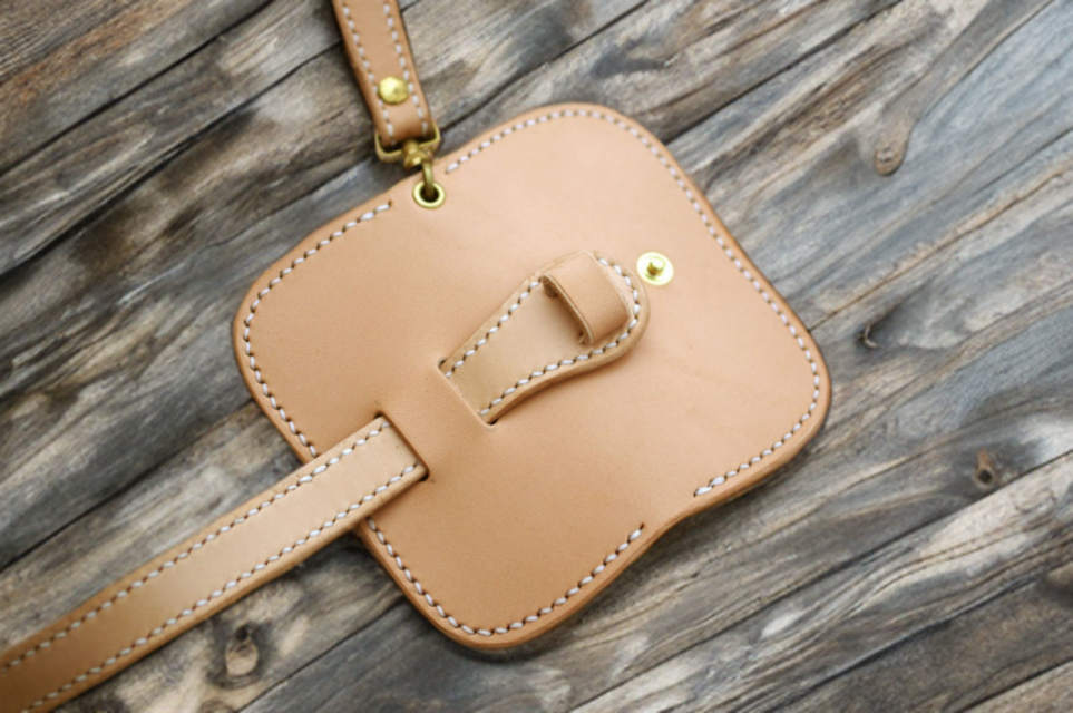 本革サドルレザーの二つ折りキーケース（ベルトタイプ）【受注制作