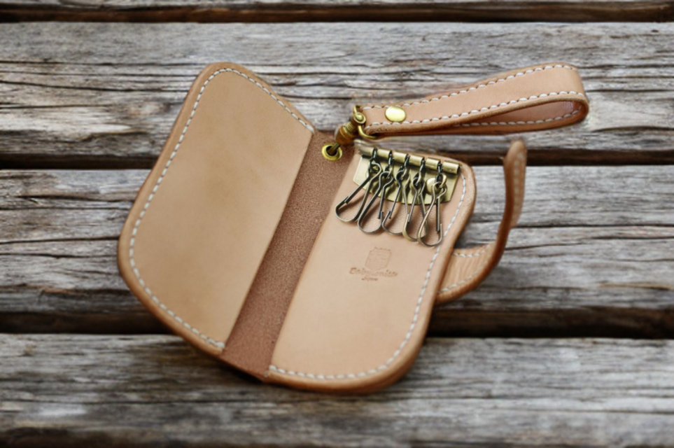 本革サドルレザーの二つ折りキーケース（ベルトタイプ）【受注制作