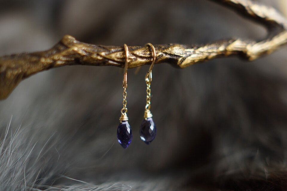 とんがりアイオライトゆらりtiny-bit フックピアス K14GF