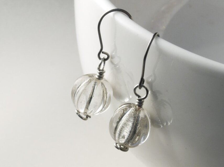 チェコ・メロンビーズの一粒ピアス　こおりっぽい　Ver.2