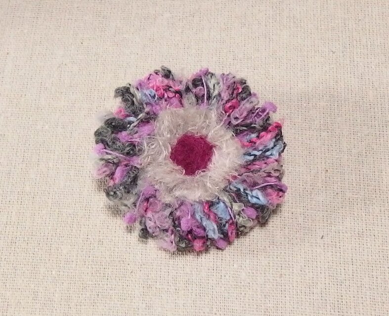 糸のお花のブローチ