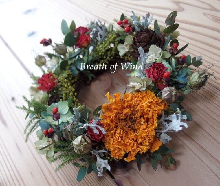 マリーゴールドとバラのリース