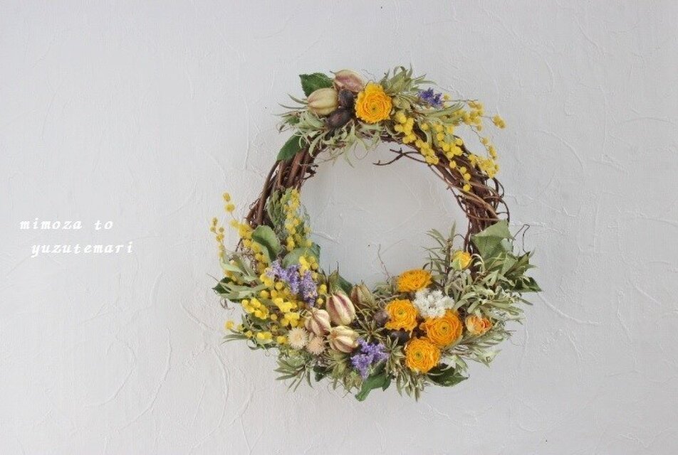 ミモザとゆずてまりのリース | iichi 日々の暮らしを心地よくする