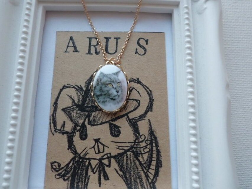 振り向き顔の猫さんのネックレス