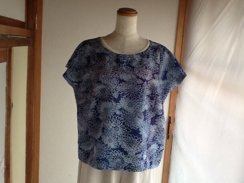 青に白の花柄ぶらうす