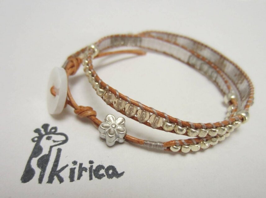 やさしい色の2連ブレスレット