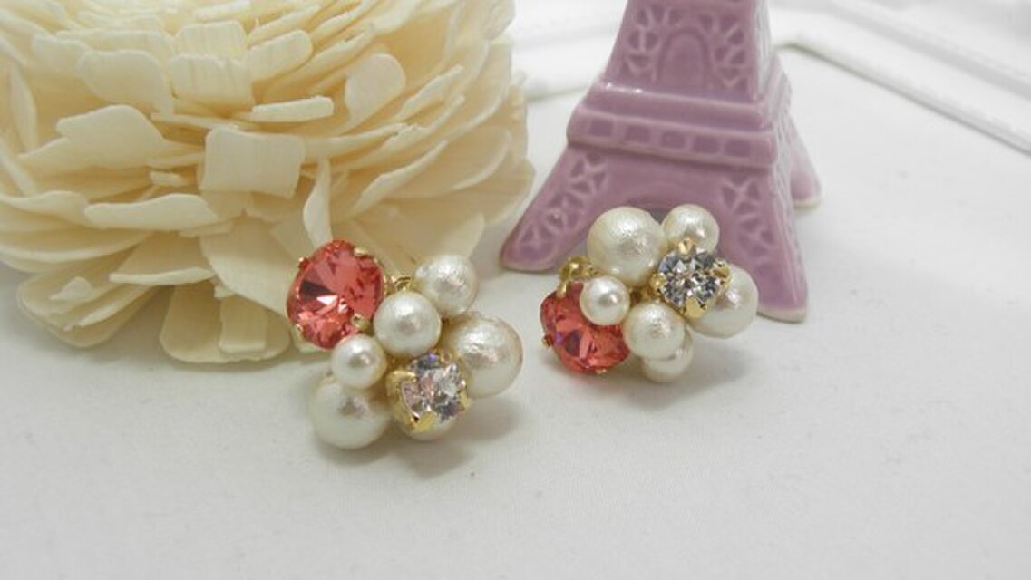 【新作】コットンパールとスワロのお花のイヤリング