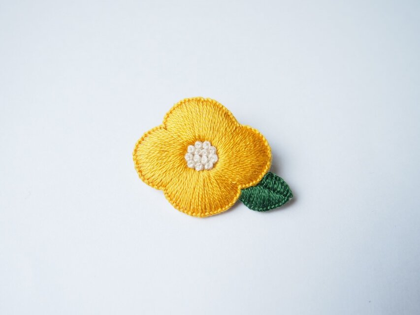 受注制作]お花の刺繍ブローチ（yellow） | iichi 日々の暮らしを ...