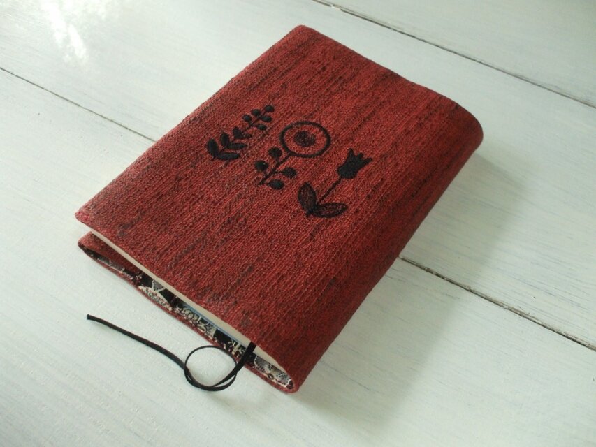 花刺繍の文庫本ブックカバー　渋赤