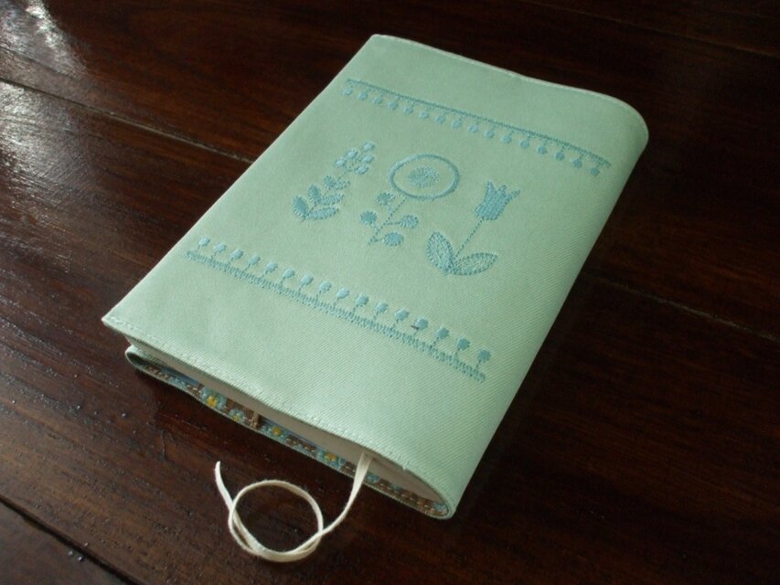 花刺繍の文庫本ブックカバー　ミントグリーン2